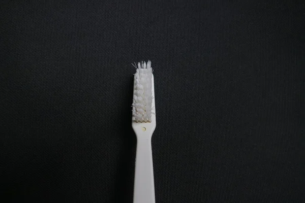 Gebrauchte Zahnbürste Zum Reinigen Der Zähne Auf Isoliertem Hintergrundbild — Stockfoto