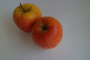 Taze elma fotoğrafının kırmızı ve sarı rengi