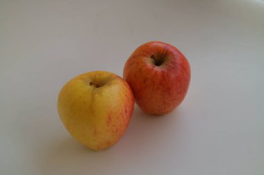 Taze elma fotoğrafının kırmızı ve sarı rengi