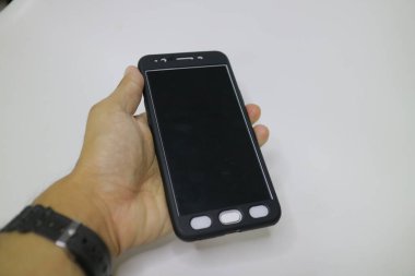 Siyah çantalı akıllı telefonun beyaz rengi