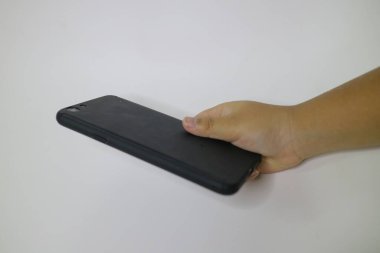 Siyah çantalı akıllı telefonun beyaz rengi