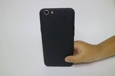 Siyah çantalı akıllı telefonun beyaz rengi