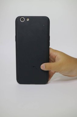 Siyah çantalı akıllı telefonun beyaz rengi