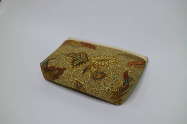 Batik motif fotoğraflı küçük kahverengi bir çanta.