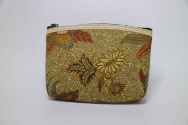Batik motif fotoğraflı küçük kahverengi bir çanta.