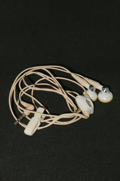 White Color Earphone Messy Cable Photo — Stock Photo, Image