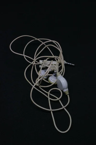 Biały Kolor Słuchawki Bałaganiarskim Zdjęciu Kablowym — Zdjęcie stockowe
