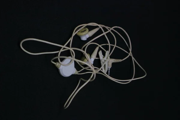 지저분 케이블 이어폰 — 스톡 사진