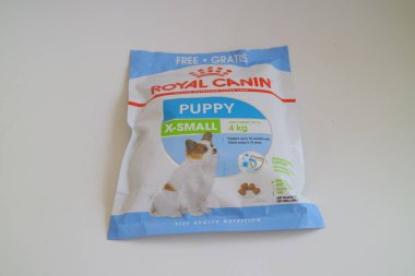 SEMARANG, INDONEZYA - 24 AĞUSTOS 2021: Kraliyet Canin PUPPY X-SMALL köpek maması kesesi beyaz arka planda izole edilmiş