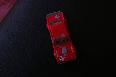 SEMARANG, İNDONEZYA 25 Ağustos 2021: oyuncak araba koleksiyonu, kırmızı renkli Hot Wheels. Hot Wheels, Amerikalı oyuncak üreticisi Mattel 'in bir ölçekli oyuncak arabasıdır.