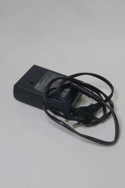 SEMARANG, İNDONEZYA 26 Ağustos 2021: siyah kanon kamera şarj kabı görüntüsü. Beyaz arkaplanda izole