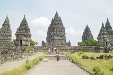 KLATEN, INDONESIA 31 Mayıs 2021, Prambanan Tapınağı Klaten 'de tarihi ve klasik mimarisi olan bir tapınaktır.