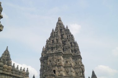 KLATEN, INDONESIA 31 Mayıs 2021, Prambanan Tapınağı Klaten 'de tarihi ve klasik mimarisi olan bir tapınaktır.