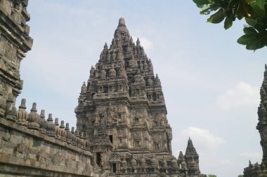 KLATEN, INDONESIA 31 Mayıs 2021, Prambanan Tapınağı Klaten 'de tarihi ve klasik mimarisi olan bir tapınaktır.