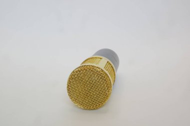 Yoğunlaştırıcı mikrofon fotoğrafının altın ve siyah rengi