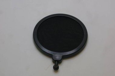 Beyaz izole arkaplan fotoğrafında mikrofon pop filtresinin siyah rengi