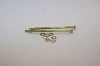 Paslanmaz çelik fındıklar ve beyaz izole arkaplan fotoğrafında uzun cıvatalar.