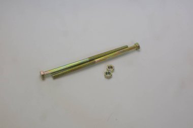 Paslanmaz çelik fındıklar ve beyaz izole arkaplan fotoğrafında uzun cıvatalar.