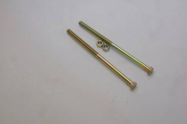 Paslanmaz çelik fındıklar ve beyaz izole arkaplan fotoğrafında uzun cıvatalar.