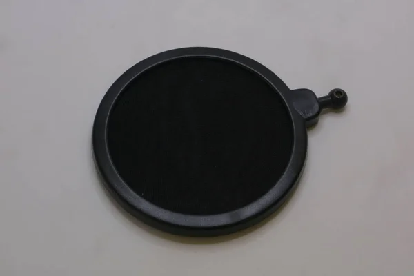 Černá Barva Mikrofonu Pop Filtr Bílém Izolovaném Pozadí Fotografie — Stock fotografie