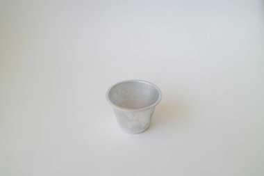 Beyaz izole arkaplan fotoğrafı üzerinde metal fırın kabı