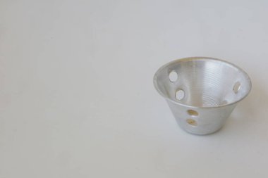 Beyaz izole arkaplan fotoğrafı üzerinde metal fırın kabı