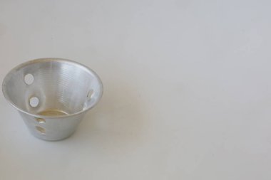 Beyaz izole arkaplan fotoğrafı üzerinde metal fırın kabı