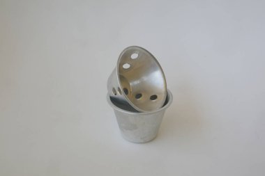 Beyaz izole arkaplan fotoğrafı üzerinde metal fırın kabı