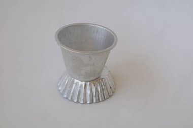 Beyaz izole arkaplan fotoğrafı üzerinde metal fırın kabı