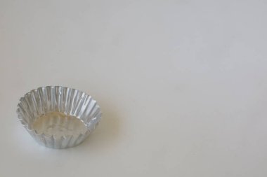 Beyaz izole arkaplan fotoğrafı üzerinde metal fırın kabı