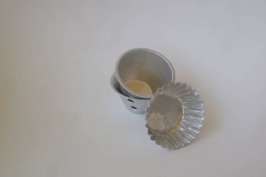 Beyaz izole arkaplan fotoğrafı üzerinde metal fırın kabı