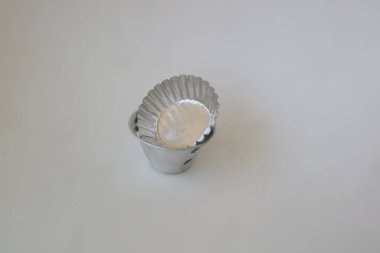 Beyaz izole arkaplan fotoğrafı üzerinde metal fırın kabı