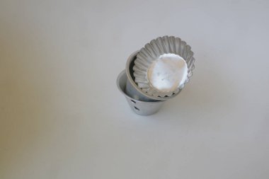 Beyaz izole arkaplan fotoğrafı üzerinde metal fırın kabı