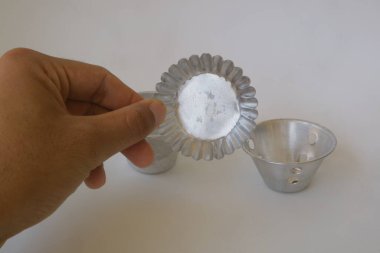 Beyaz izole arkaplan fotoğrafı üzerinde metal fırın kabı