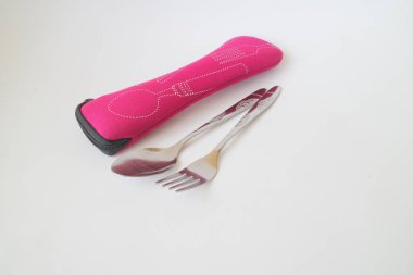 Çatal ve kaşık fotoğrafı için pembe kese.