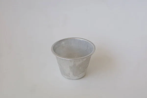 白い孤立した背景に金属製のベーキングカップ — ストック写真