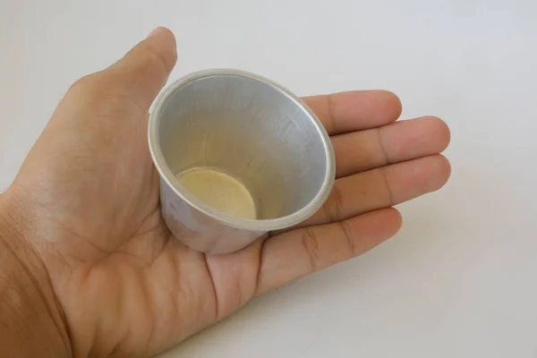 Металева Чашка Випічки Білому Ізольованому Фоні Фото — стокове фото