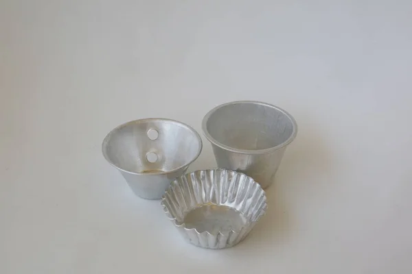 白色孤立背景图片上的金属烘焙杯 — 图库照片