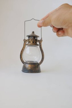 Beyaz izole arkaplan fotoğrafında minyatür kahverengi fener