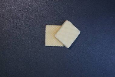 Siyah arkaplan fotoğrafında desenli kare bisküviler