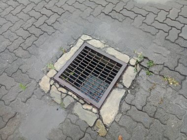 Demir kafes fotoğrafıyla kaplı bir delik.