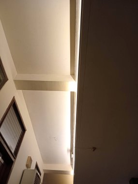 Aralıklı aydınlatma ve kirişlerle iç tavan.