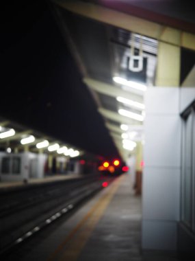 COVID-19 pandemik çağındaki tecrit bölgesinde seyahat etmeyen insanların gece yarısı boş tren istasyonunun bulanık fotoğrafı