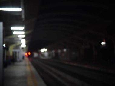COVID-19 pandemik çağındaki tecrit bölgesinde seyahat etmeyen insanların gece yarısı boş tren istasyonunun bulanık fotoğrafı