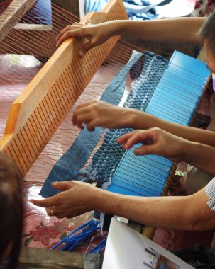 Kırsal kesimde geleneksel araçlar ve endüstriyel hızlı moda ürünleri kullanılarak sürdürülebilir alternatif çevre dostu çözüm olarak el yapımı kumaşı örgü örülmüş kapı matt. 