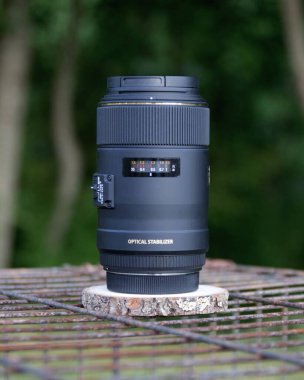 Kırsal arkaplan ile siyah kamera fotoğraf merceği