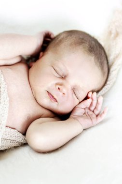 Yeni doğmuş bir erkek bebeğin portresi