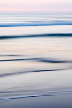 Deniz günbatımının canlı ışıkları uzun pozlama efektiyle