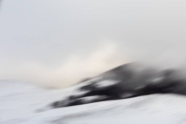 Dağların hareketi karla bulanıklaştı.