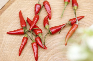 Ahşap masada kırmızı biber